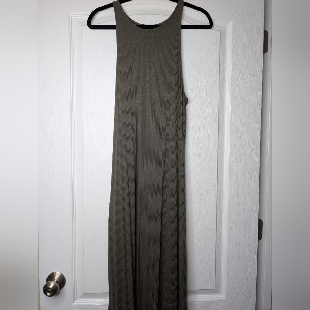 Chic Sleeveless Maxi Dress in Olive
